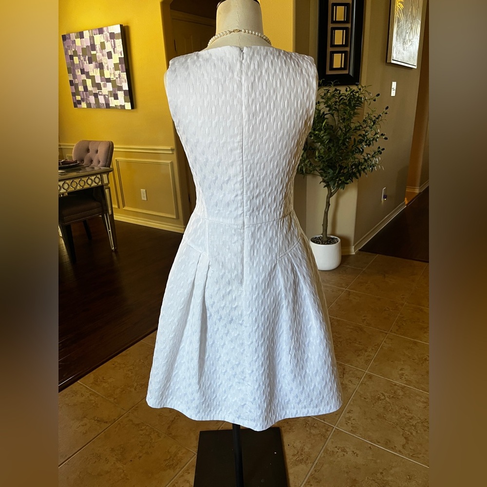 Elegant White Sleeveless Dress - Picture 2 of 3